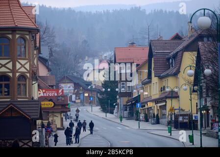 Hauptstrasse 'Konstytucji 3 Maja', Karpacz, Niederschlesien, Polen Banque D'Images