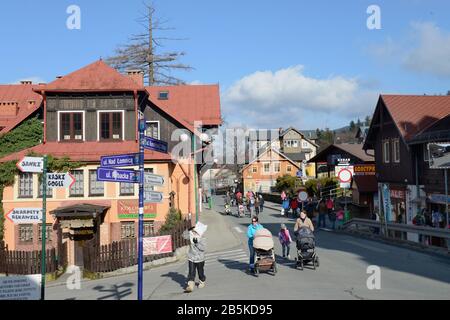 Hauptstrasse 'Konstytucji 3 Maja', Karpacz, Niederschlesien, Polen Banque D'Images