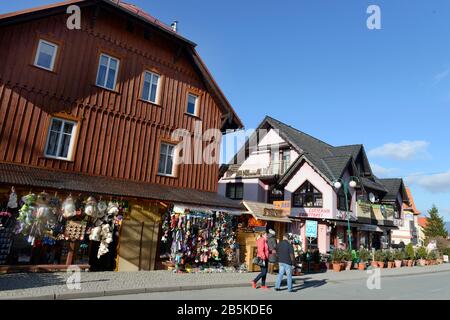 Hauptstrasse 'Konstytucji 3 Maja', Karpacz, Niederschlesien, Polen Banque D'Images