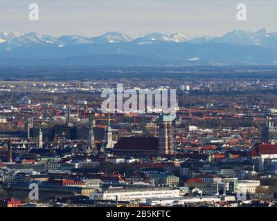 Munich, Allemagne: Centre avec fond alpin Banque D'Images