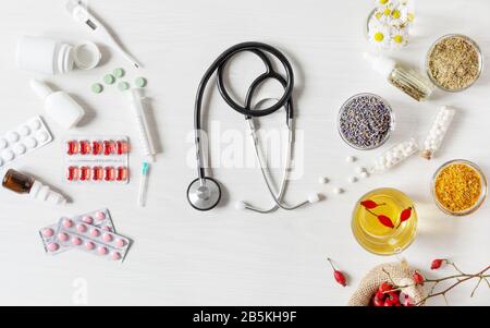 Médecine alternative VS médecine traditionnelle concept. Variété de traitements vue de dessus sur fond blanc en bois. Banque D'Images