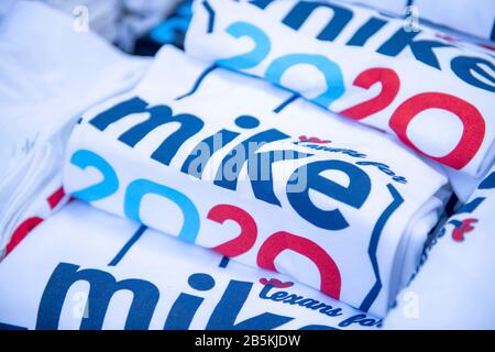Michael Bloomberg marchandises lors d'un rassemblement dans Le Rustique pour Super Mardi le 27 février 2020 à Houston, Texas. Banque D'Images