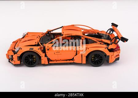 Différentes vues de la voiture LEGO Porsche GT 3 RS orange assemblée Banque D'Images