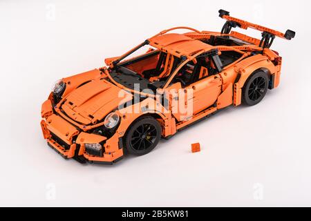 Différentes vues de la voiture LEGO Porsche GT 3 RS orange assemblée avec une brique lego de rechange Banque D'Images