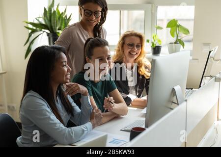 Des collègues multiraciaux de sexe féminin brainstorming coopèrent lors de la réunion Banque D'Images