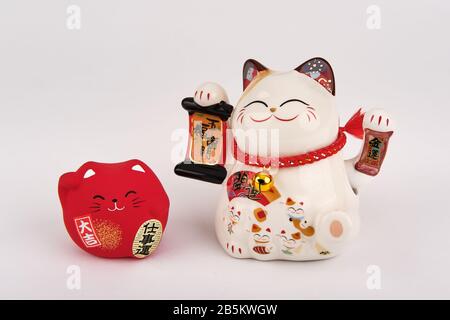 Deux chats blancs et rouges de bonne chance chinois Banque D'Images