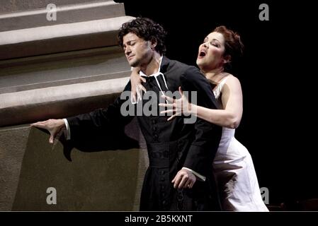 Vittorio Grigolo (Chevalier des Grieux), Anna Netrebko (Manon Lescaut) À MANON par Jules Massenet chef d'orchestre: Antonio Pappano décor: Chantal Thomas costumes: Laurent Pelly & Jean-Jaques Delmotte éclairage: Joel Adam directeur: Laurent Pelly L'Opéra Royal, Covent Garden, Londres WC2 22/06/2010 Banque D'Images