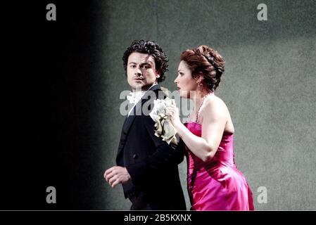 Vittorio Grigolo (Chevalier des Grieux), Anna Netrebko (Manon Lescaut) À MANON par Jules Massenet chef d'orchestre: Antonio Pappano décor: Chantal Thomas costumes: Laurent Pelly & Jean-Jaques Delmotte éclairage: Joel Adam directeur: Laurent Pelly L'Opéra Royal, Covent Garden, Londres WC2 22/06/2010 Banque D'Images