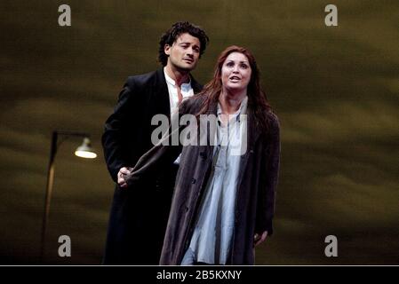 Vittorio Grigolo (Chevalier des Grieux), Anna Netrebko (Manon Lescaut) À MANON par Jules Massenet chef d'orchestre: Antonio Pappano décor: Chantal Thomas costumes: Laurent Pelly & Jean-Jaques Delmotte éclairage: Joel Adam directeur: Laurent Pelly L'Opéra Royal, Covent Garden, Londres WC2 22/06/2010 Banque D'Images
