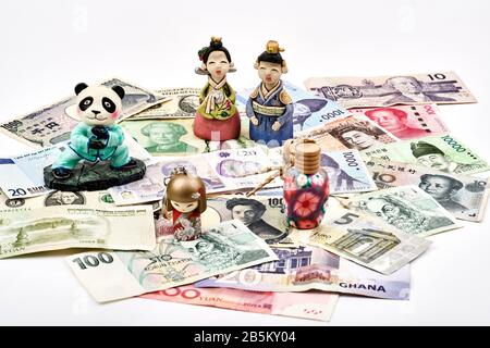 Voyagez dans le monde entier avec des souvenirs et un mélange de devises occidentales et asiatiques fond Banque D'Images