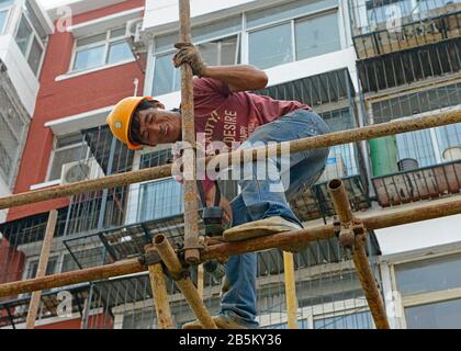 Ouvrier de démantèlement d'échafaudage, Jintai lu, Beijing, Chine Banque D'Images
