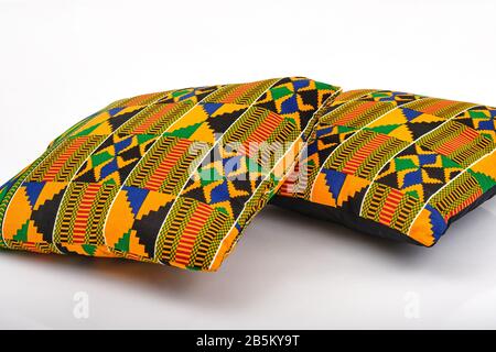 Coussins de canapé recouverts d'un imprimé kente de coton ghanéen africain Banque D'Images