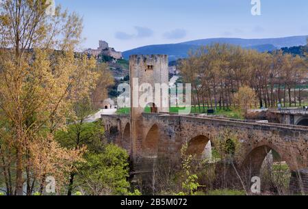 Pont médiéval de Frias sur la rivière Ebro. Burgos, province de Castilla y Leon. Espagne Banque D'Images