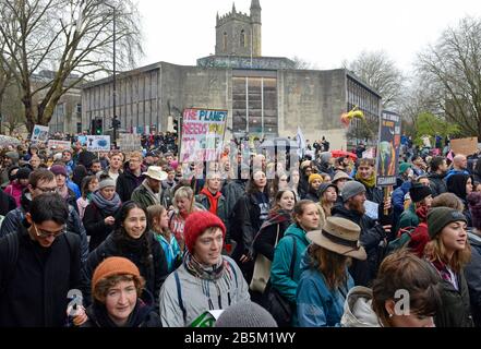 De nombreux partisans défilèrent sur le 80ème vendredi de Greta Thunberg pour La Future grève scolaire pour le climat à Bristol, au Royaume-Uni, le 28 février 2020 Banque D'Images