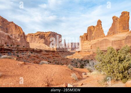 Park Avenue et Courthouse Towers se trouvent dans le parc national d'Arches à Moab, Utah, États-Unis. Banque D'Images