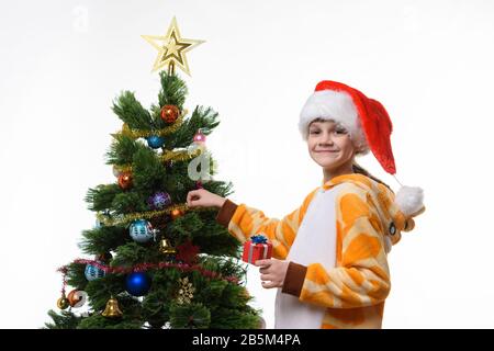 Fille de huit ans habille arbre de Noël, portrait Banque D'Images
