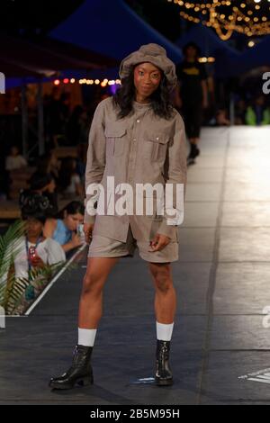 Québec, Canada. Un modèle pose sur la piste lors du défilé de mode qui s'est Tenu Une Fois De Plus au cours du Festival de la mode et du design de Montréal Banque D'Images