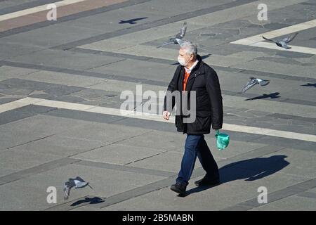 Homme portant des masques pour contenir la propagation du Coronavirus. Milan, Italie - Mars 2020 Banque D'Images