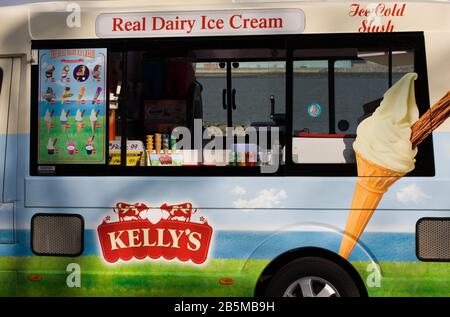 Minibus à glace dans la ville balnéaire britannique de New Brighton, sur les rives de la rivière Mersey Banque D'Images