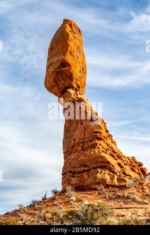 Équilibre Rock dominant le désert dans le parc national d'Arches à Moab, Utah, États-Unis. Banque D'Images