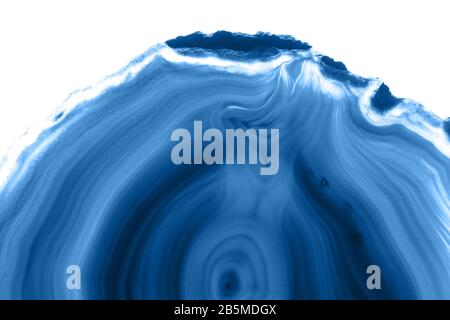 Résumé contexte - agate section minérale isolée sur fond blanc, couleur de l'année 2020 Pantone classique bleu 19-4052 Banque D'Images