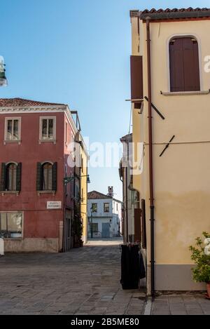 Place centrale dans le village de Malamocco, Lido District, Venise/Italie Banque D'Images