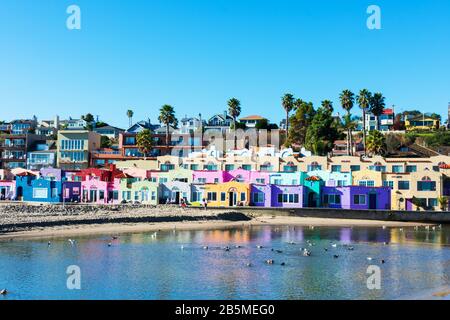 Coloré Venetian court est une station balnéaire résidentielle au bord de la lagune - Capitola, Californie, États-Unis - décembre, 2019 Banque D'Images