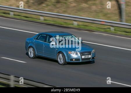 J8ACF Audi A 4 S Line TDI Blue car Diesel 115 BHP en voiture sur l'autoroute M 6 près de Preston dans Lancashire, au Royaume-Uni Banque D'Images