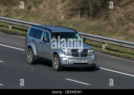 NU08VKD Dodge (USA) Nitro SXT CRD A Silver car Diesel roulant sur l'autoroute   près de Preston dans Lancashire, Royaume-Uni Banque D'Images