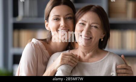 Portrait jeune femme affectueuse câlin mère âgée. Banque D'Images