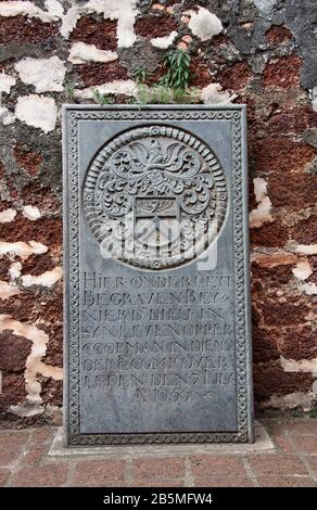 Tombstone dans les ruines de l'église à la colline Saint Pauls à Melaka Banque D'Images