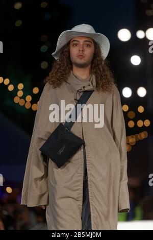 Québec, Canada. Un modèle marche la piste au salon de mode Guilleraum Chaigne qui s'est tenu au cours du Festival de la mode et du design de Montréal Banque D'Images