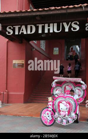 Trishaw à thème Hello Kitty dans la ville historique de Melaka en Malaisie Banque D'Images