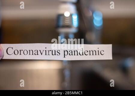 Coronavirus devant un évier. Thème de se laver les mains pour éviter de contracter covid-19 Banque D'Images