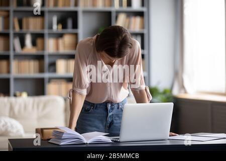 Une jeune femme frustrée et accablée se retrouve avec la tête fauchée. Banque D'Images