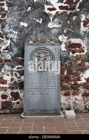 Tombstone dans les ruines de l'église à la colline Saint Pauls à Melaka Banque D'Images