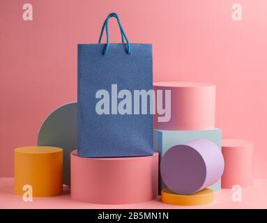 Sac cadeau brillant sur fond rose Banque D'Images