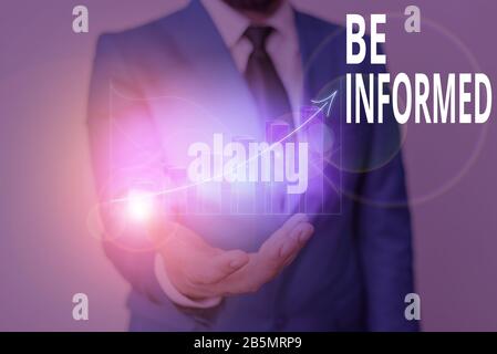 Main conceptuel écrit, indiquant être informé. Sens concept ayant ou montrant des connaissances d'un sujet ou de situations Banque D'Images