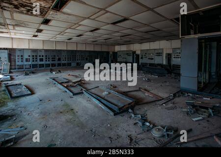 Armoires de commutation électriques cassées avec panneaux de commande en usine abandonnée. Banque D'Images