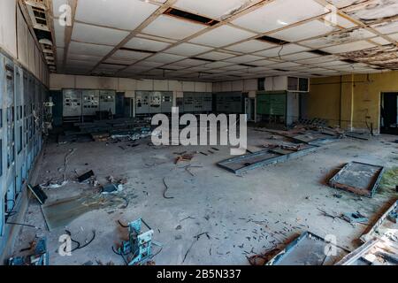 Armoires de commutation électriques cassées avec panneaux de commande en usine abandonnée. Banque D'Images