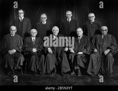 Cour suprême des États-Unis, Portrait de groupe des juges William J. Brennan, Jr., Byron R. White, Harry A. Blackmun, William H. Rehnquist, Potter Stewart, Thurgood Marshall, Lewis F. Powell, Jr., John Paul Stevens, III, et le juge en chef Warren E. Burger, Washington, D.C., USA, photographie de Robert S. Oakes, 1976 Banque D'Images