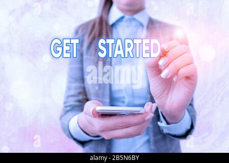 Signe texte indiquant Le Début. Photo d'affaires texte Commencer une période importante dans un s est la vie ou carrière Commencer une tâche Banque D'Images