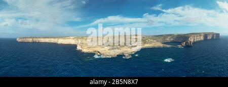 Vue aérienne du tunnel de la mer près de la fenêtre Azur. Dwejra est un lagon d'eau de mer sur l'île de Gozo.Malta Banque D'Images