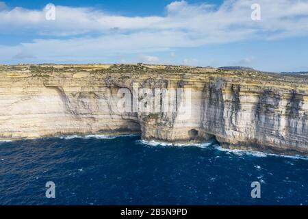 Vue aérienne du tunnel de la mer près de la fenêtre Azur. Dwejra est un lagon d'eau de mer sur l'île de Gozo.Malta Banque D'Images