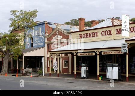 Paysage de rue historique et bâtiments le long de High Street à Maldon, Victoria, Australie. Maldon est une ville historique de goldrush et en 1966 a été classée b Banque D'Images