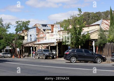 Paysage de rue historique et bâtiments le long de High Street à Maldon, Victoria, Australie. Maldon est une ville historique de goldrush et en 1966 a été classée b Banque D'Images