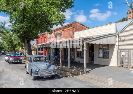 Paysage de rue historique et bâtiments le long de High Street à Maldon, Victoria, Australie. Maldon est une ville historique de goldrush et en 1966 a été classée b Banque D'Images