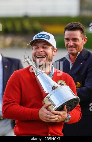 Orlando, FL, États-Unis. 8 mars 2020. Tyrrell Hatton, d'Angleterre, pose le trophée après avoir remporté l'invitation Arnold Palmer présentée par Mastercard tenue au Bay Hill Club & Lodge d'Arnold Palmer à Orlando, En Floride. Romeo T Guzman/CSM/Alay Live News Banque D'Images