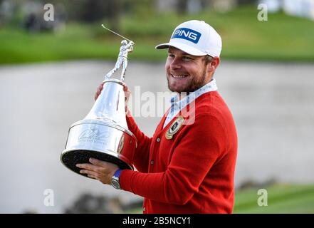 Orlando, FL, États-Unis. 8 mars 2020. Tyrrell Hatton, d'Angleterre, pose le trophée après avoir remporté l'invitation Arnold Palmer présentée par Mastercard tenue au Bay Hill Club & Lodge d'Arnold Palmer à Orlando, En Floride. Romeo T Guzman/CSM/Alay Live News Banque D'Images