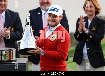 Orlando, FL, États-Unis. 8 mars 2020. Tyrrell Hatton, d'Angleterre, pose le trophée après avoir remporté l'invitation Arnold Palmer présentée par Mastercard tenue au Bay Hill Club & Lodge d'Arnold Palmer à Orlando, En Floride. Romeo T Guzman/CSM/Alay Live News Banque D'Images